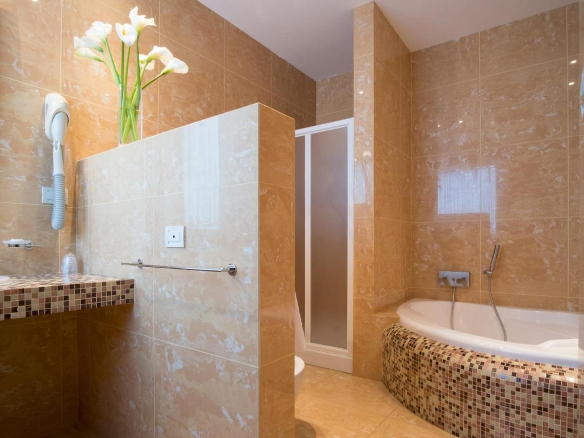 Appia Antica Hotel - Housity