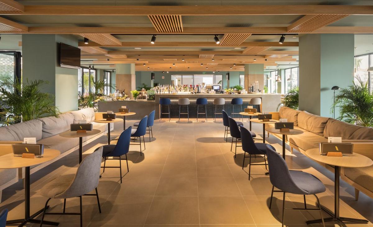 Un restaurante o sitio para comer en AQUA Hotel Silhouette & Spa - Adults Only