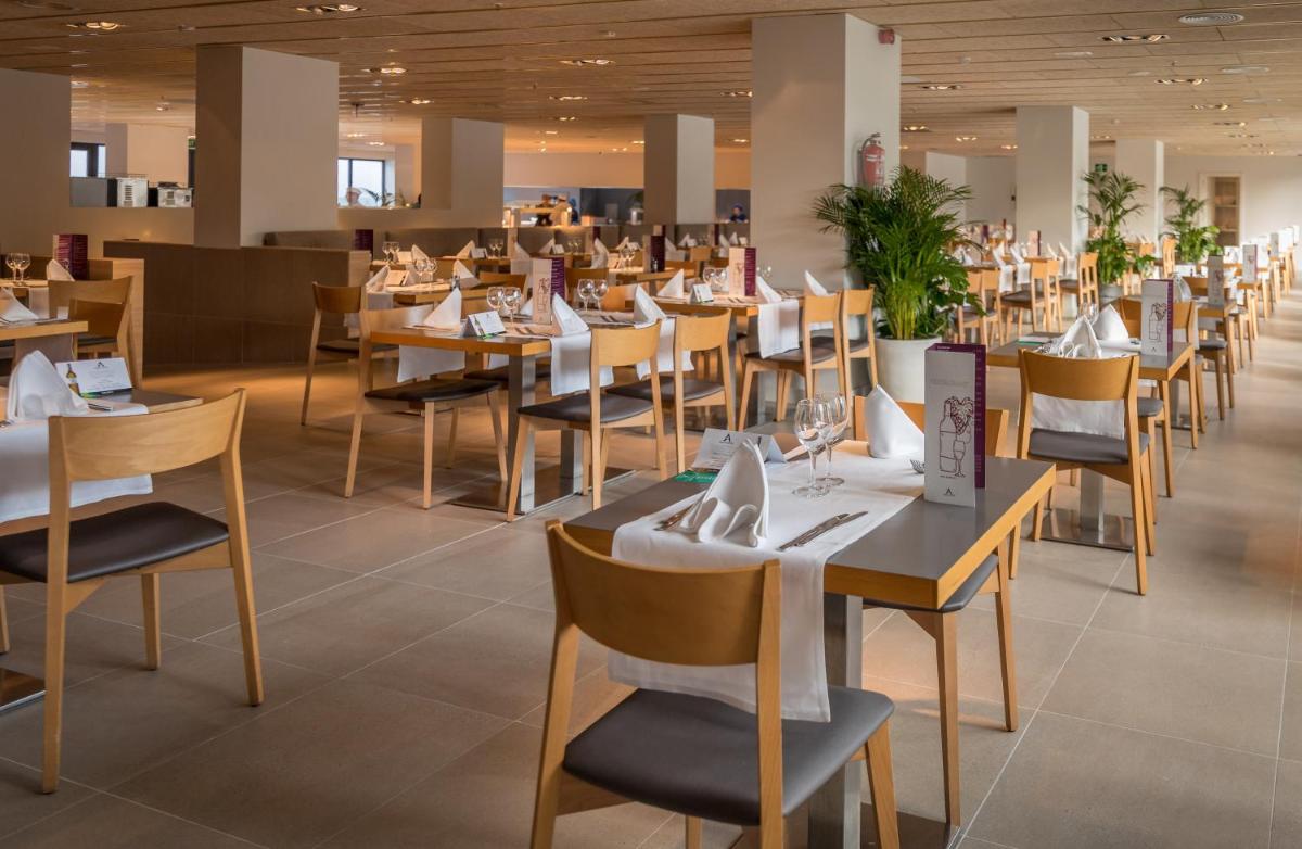 Un restaurante o sitio para comer en AQUA Hotel Silhouette & Spa - Adults Only