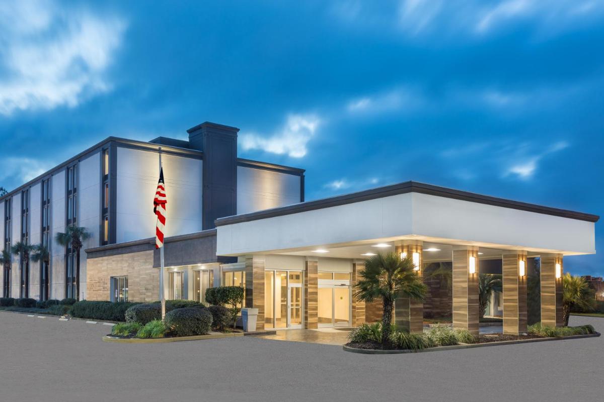 Wyndham Garden Summerville - Housity