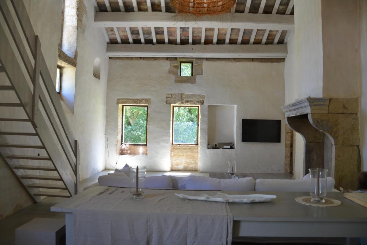 Uzes, loft dans Moulin independant 18e siecle en bord de riviere piscine privee 15x3 - Housity