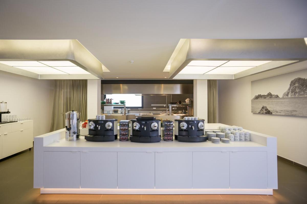 Una cocina o zona de cocina en Migjorn Ibiza Suites & Spa