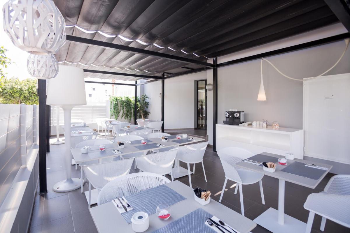 Un restaurante o sitio para comer en Migjorn Ibiza Suites & Spa