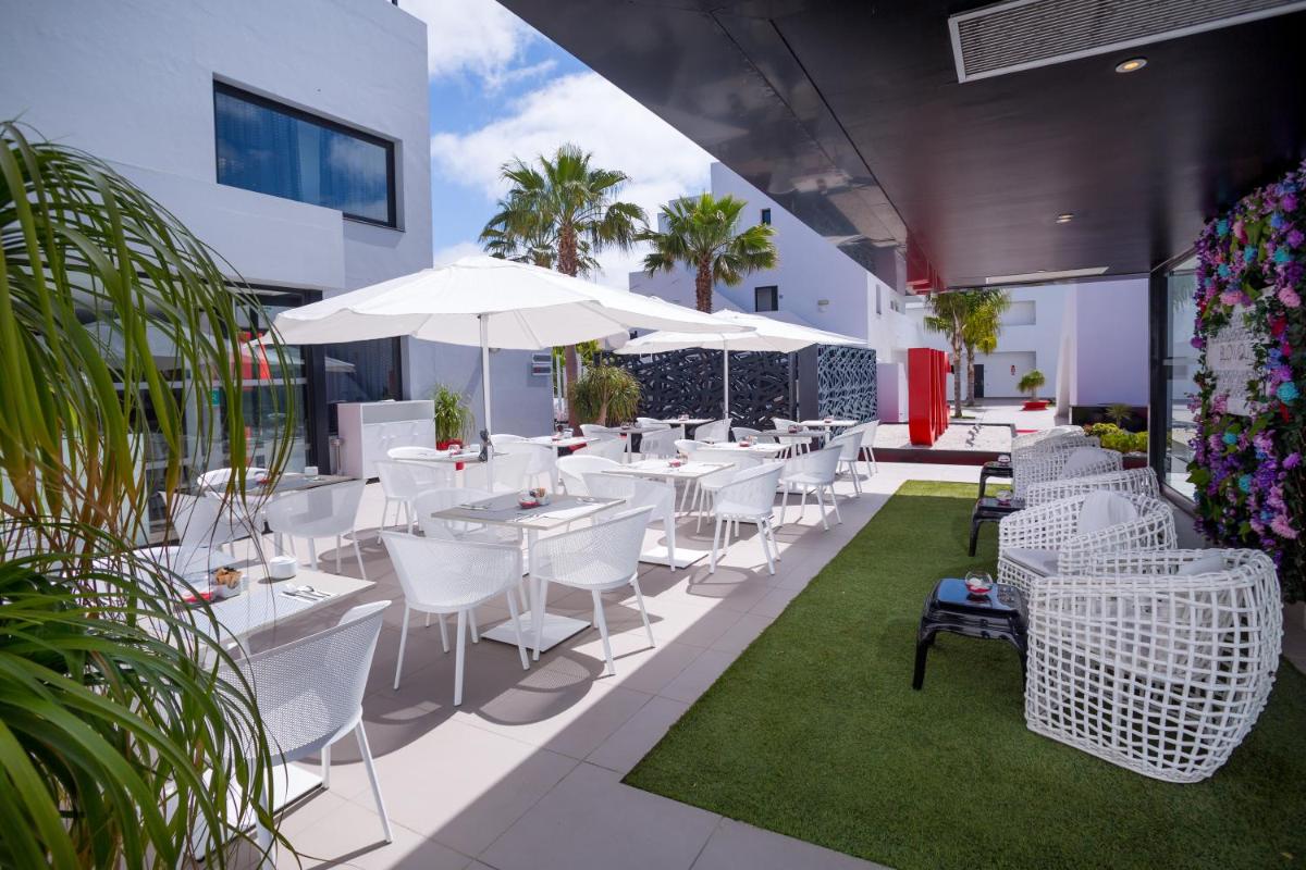 Un restaurante o sitio para comer en Migjorn Ibiza Suites & Spa