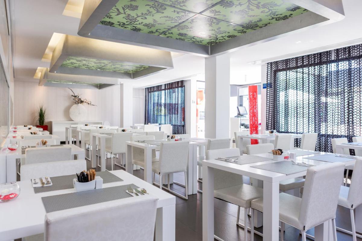 Un restaurante o sitio para comer en Migjorn Ibiza Suites & Spa