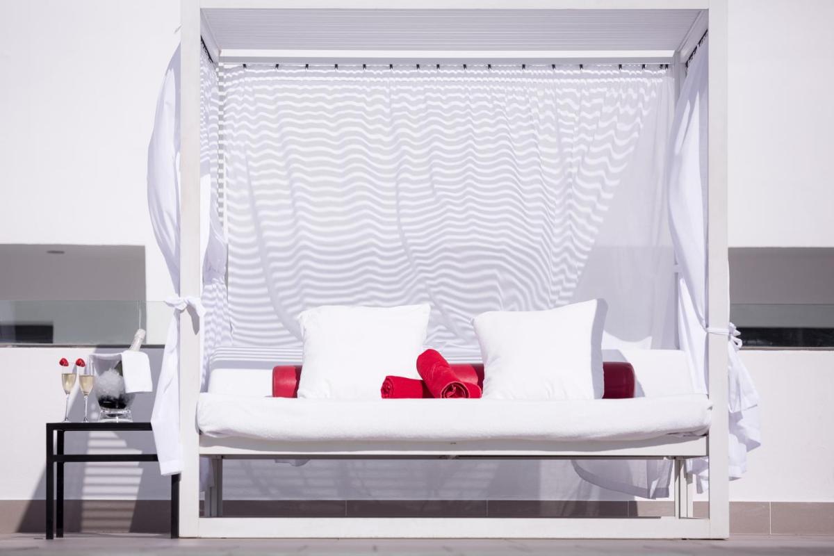 Cama o camas de una habitación en Migjorn Ibiza Suites & Spa