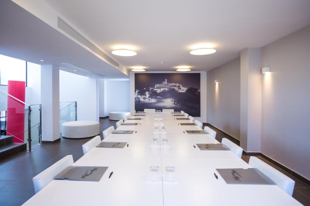 Zona business o sala de conferencias en Migjorn Ibiza Suites & Spa
