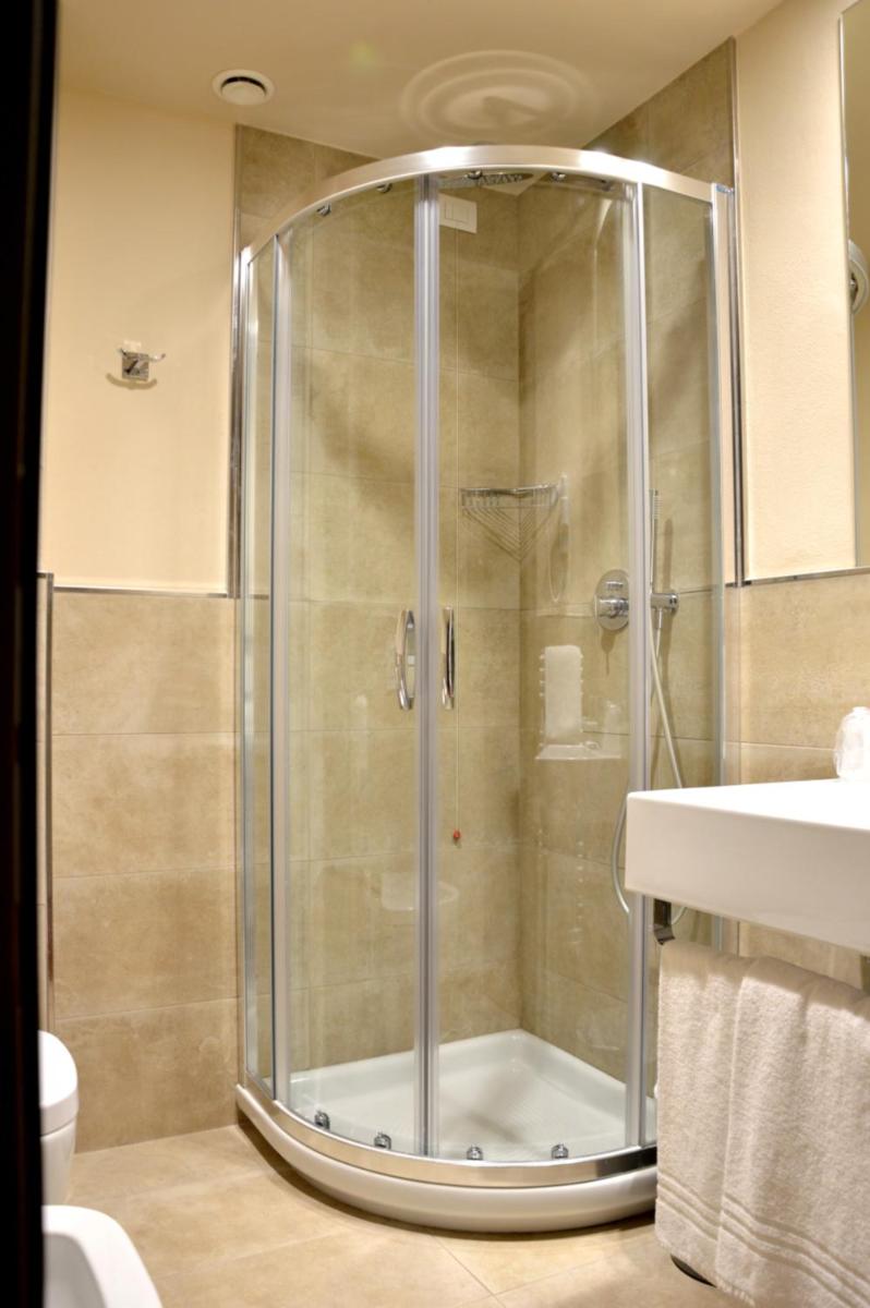 Hotel President - Housity