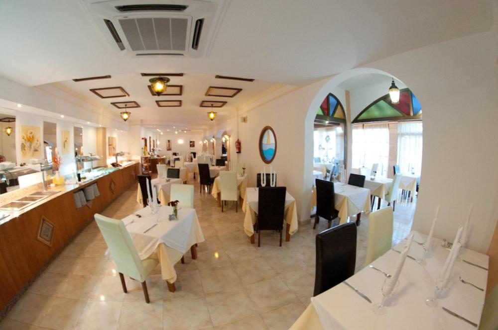 Un restaurante o sitio para comer en Hotel Cala Gat