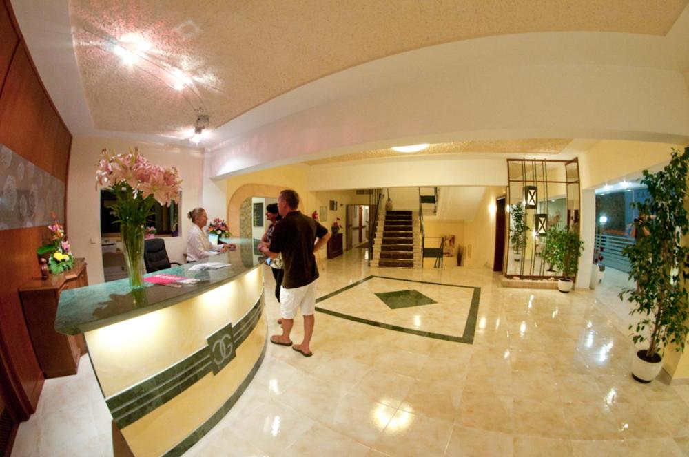 Un hombre de pie en el vestíbulo de un edificio. en Hotel Cala Gat, en Cala Ratjada 37 fotos más