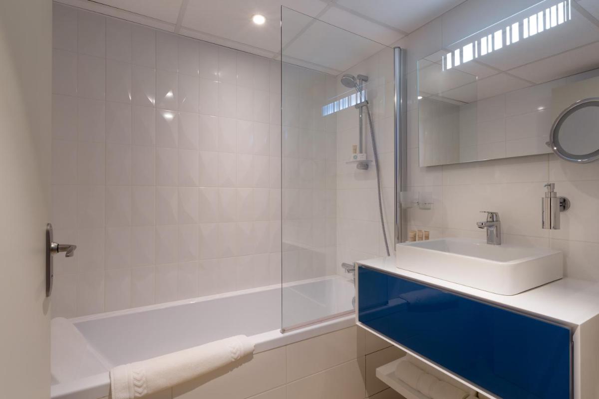 Salle de bains dans l'établissement Hôtel Le Rive Droite & SPA