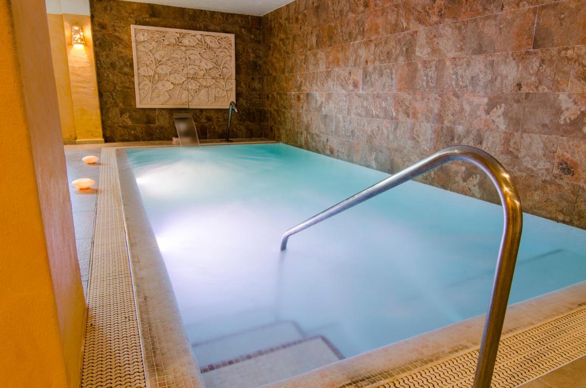 Piscina en o cerca de El Cortijo de Zahara by QHotels