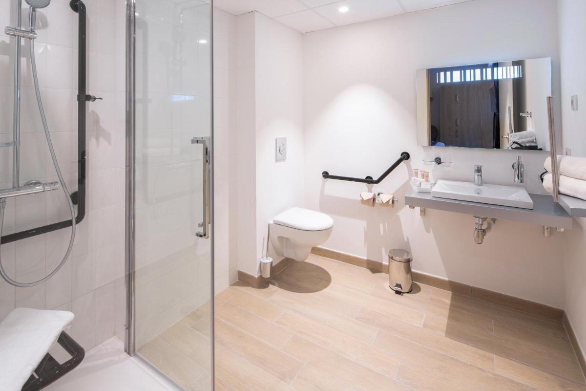 Salle de bains dans l'établissement Hôtel Le Rive Droite & SPA