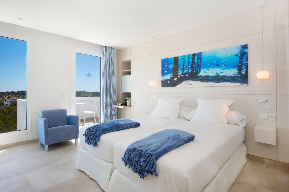 Cama o camas de una habitación en Iberostar Selection Santa Eulalia Adults-Only Ibiza