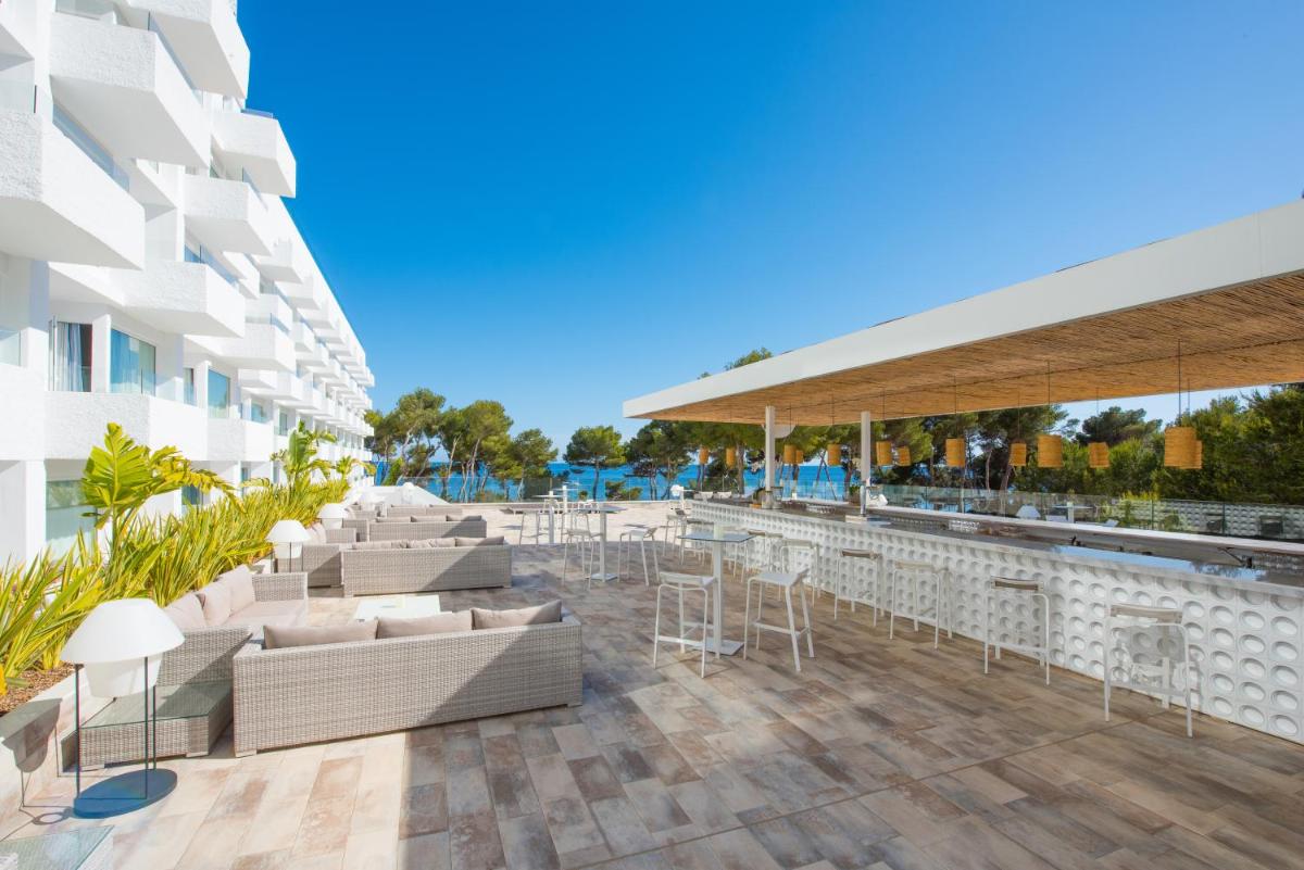 Un balcón o terraza de Iberostar Selection Santa Eulalia Adults-Only Ibiza