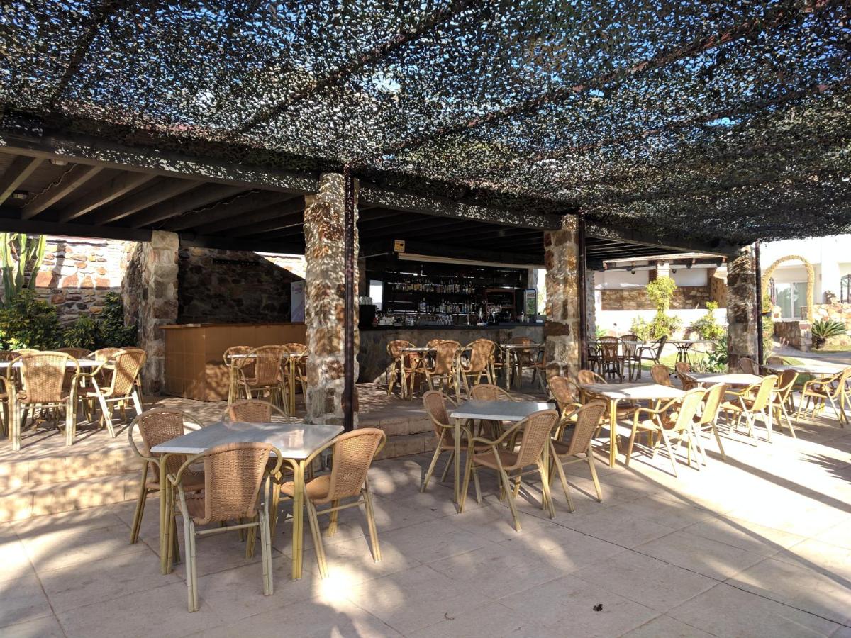 Un restaurante o sitio para comer en El Cortijo de Zahara by QHotels