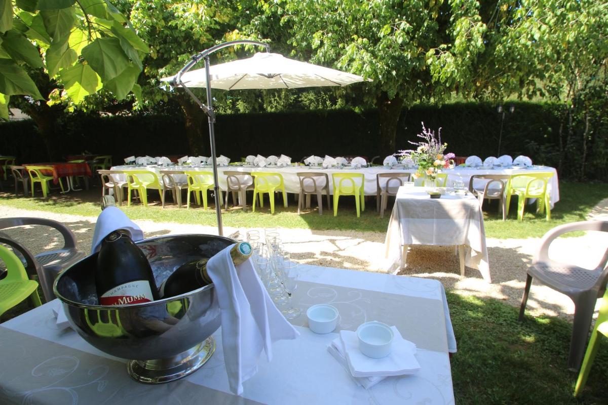 Jardin de l'établissement Logis Hotel Archambeau