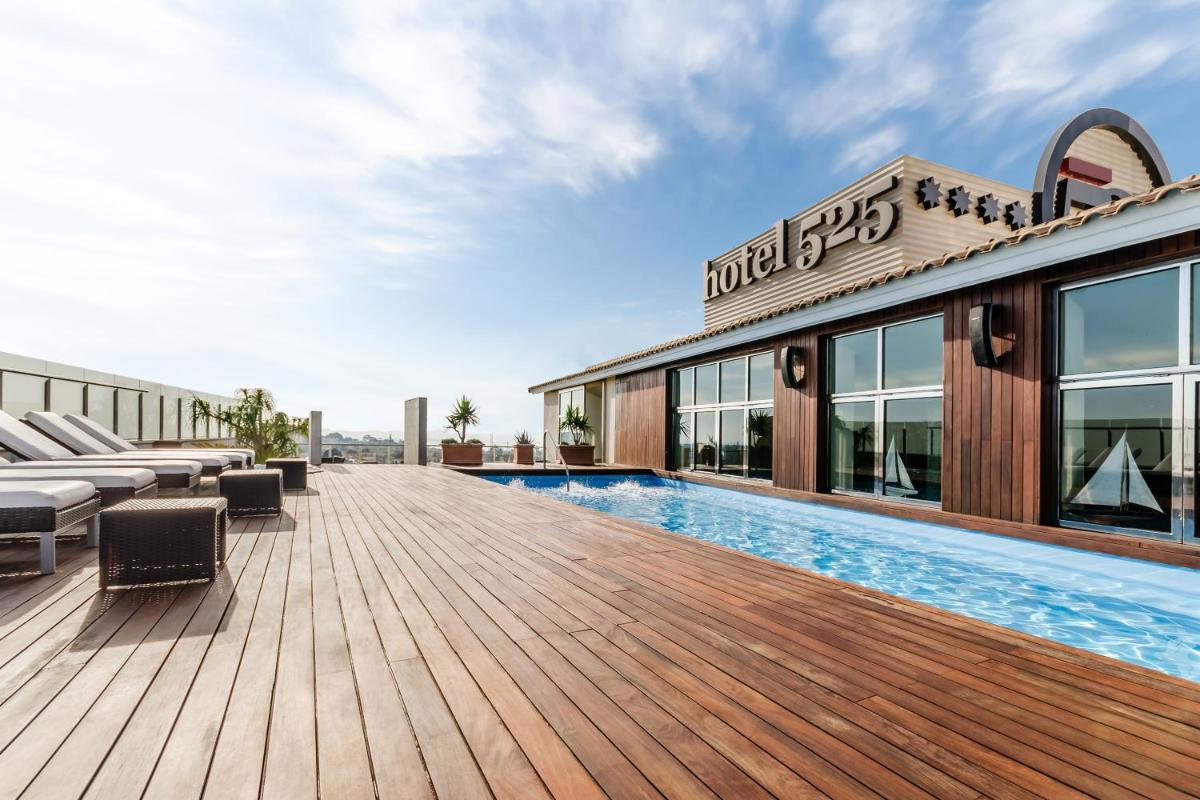 una piscina en la azotea de un hotel en Hotel 525, en Los Alcázares