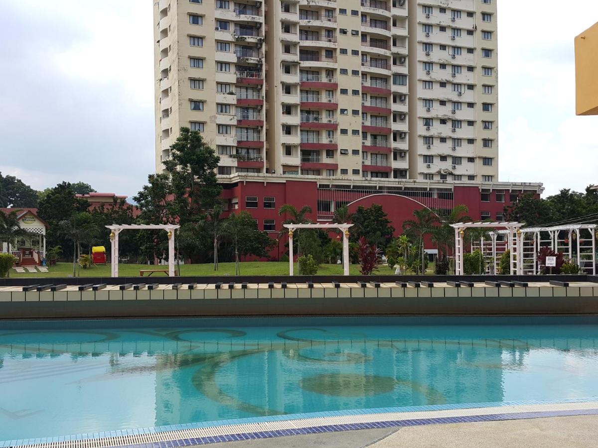 D Savoy Famosa Condo - Housity