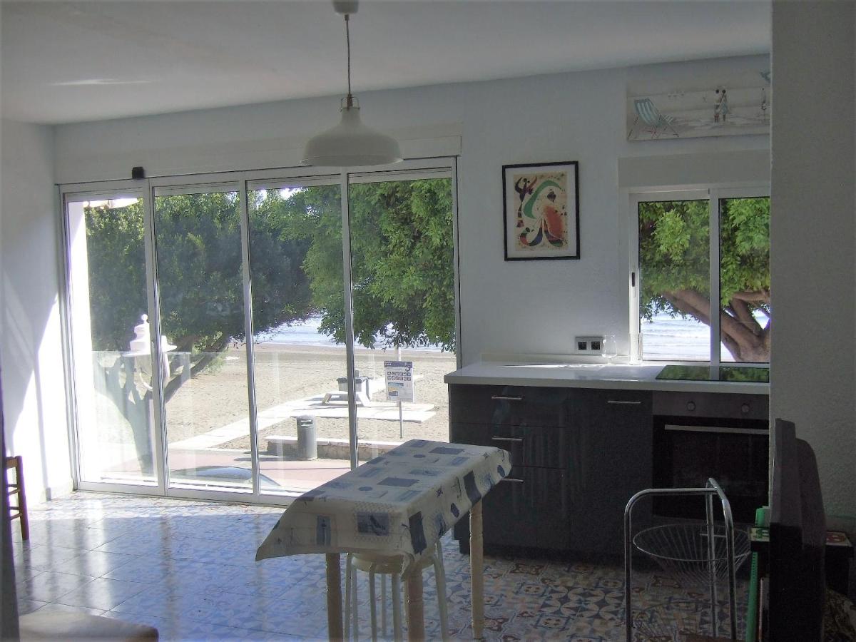 Beachfront House on 1st Line - Hizvo
