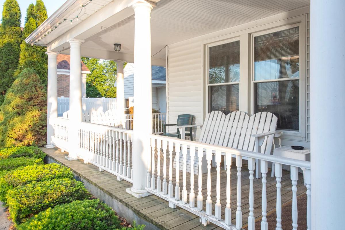 OurGuest Inn & Suites Downtown Port Clinton - Housity
