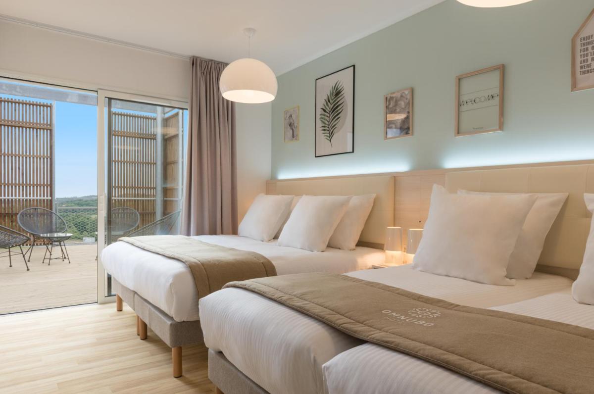 - 2 lits dans une chambre d'hôtel avec balcon dans l'établissement Hôtel Omnubo Collection, aux Épesses