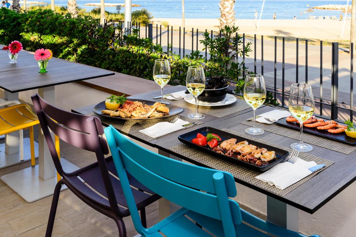 Comida en o cerca de este hotel