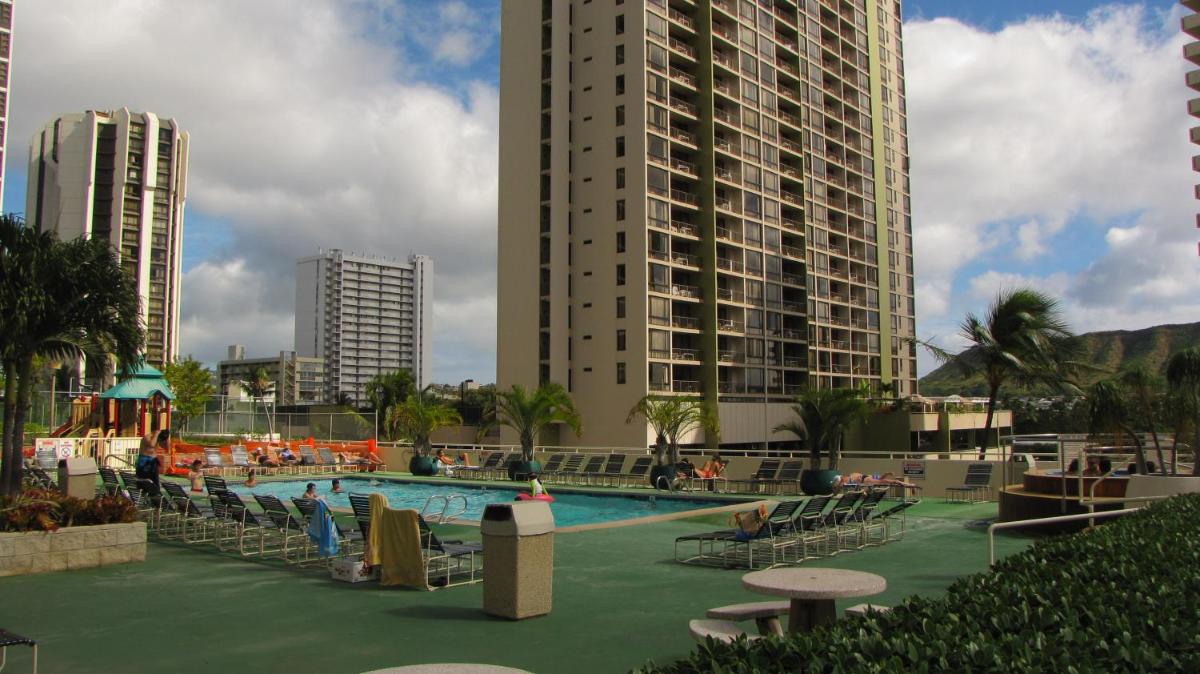 THE ALI'I SUITE at WAIKIKI BANYAN - Housity