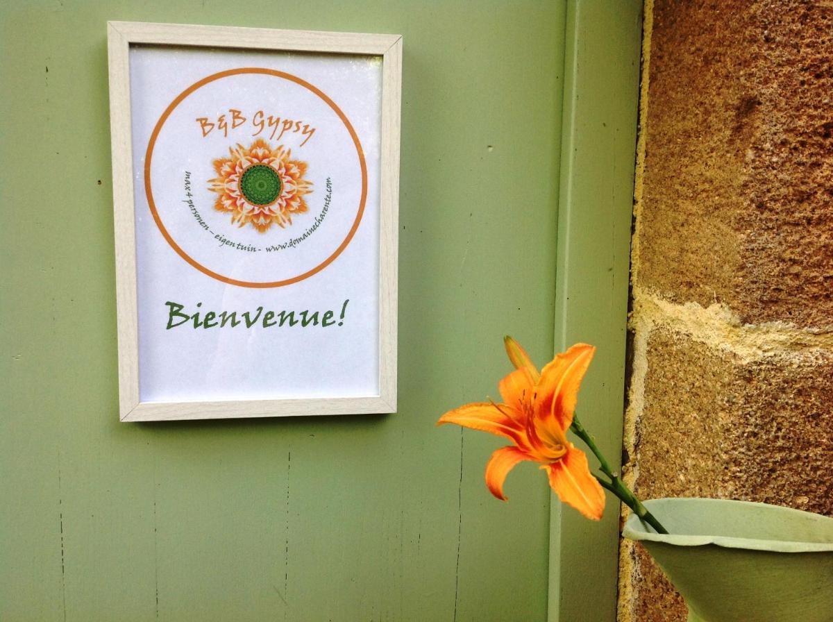 Domaine Charente - Familyroom Gypsy with garden (with external toilet & shower house) - Housity