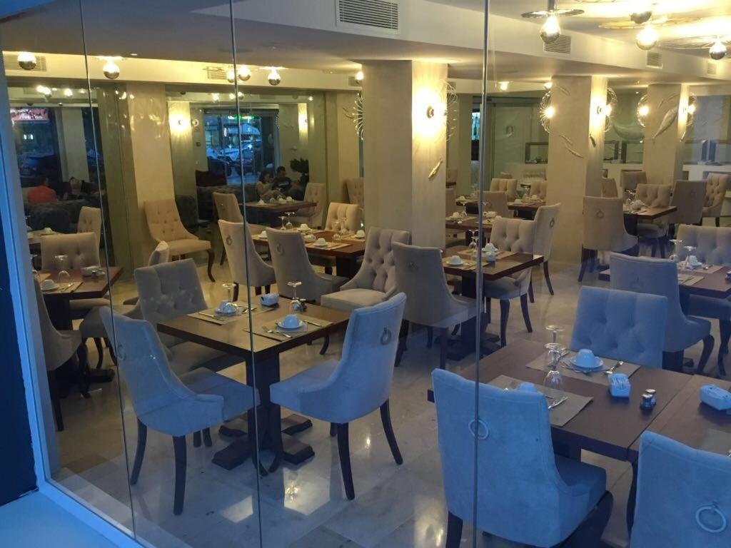 Un restaurante o sitio para comer en Essence Hotel Boutique