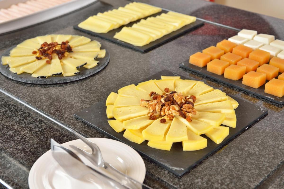 Comida en o cerca de este hotel