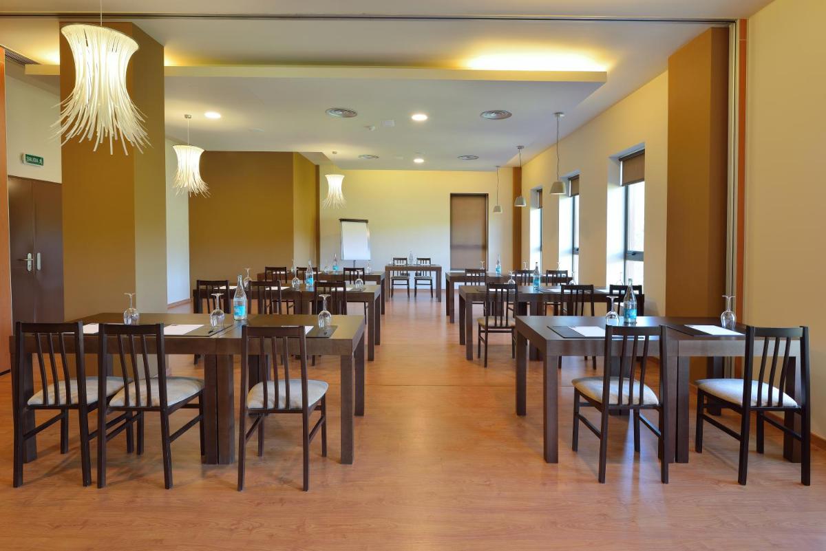 Un restaurante o sitio para comer en Hotel Spa Norat Torre Do Deza 4* Superior