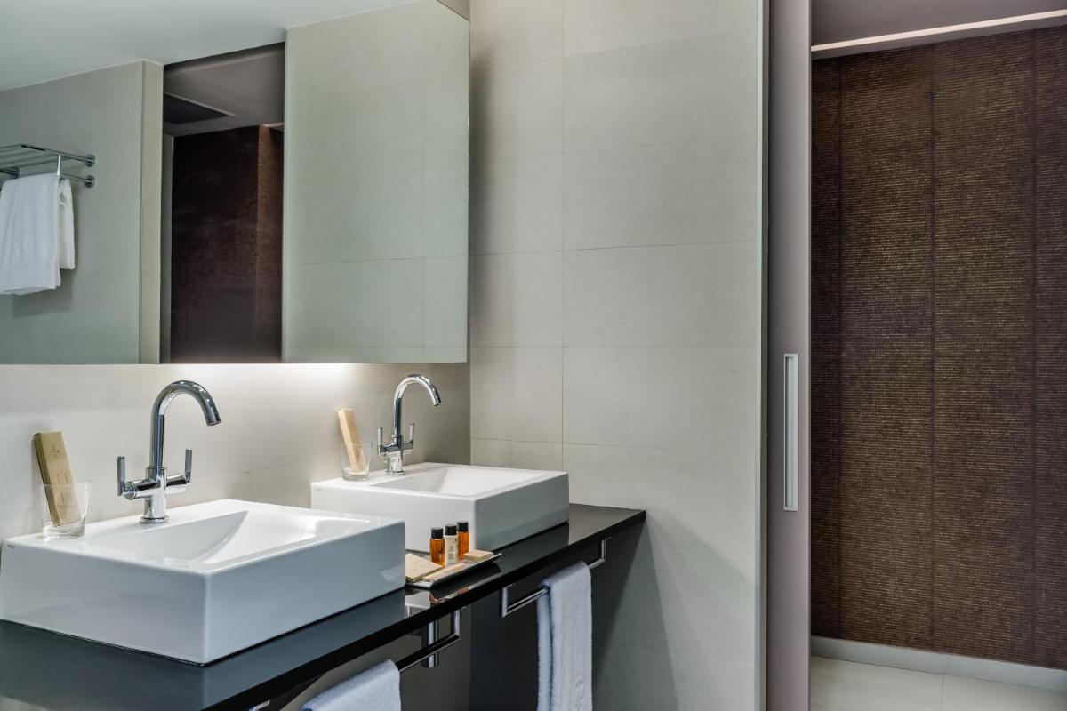 Un baño de Hotel 525