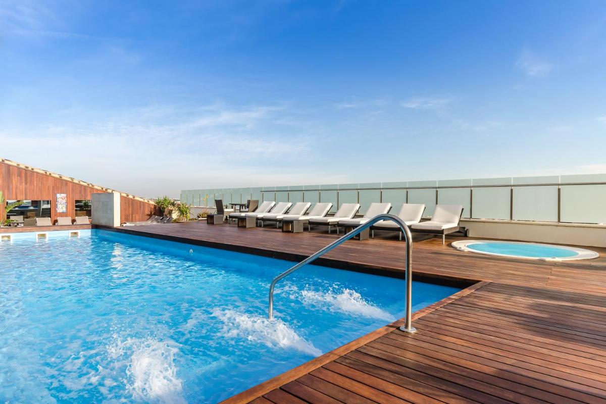 una piscina en la azotea de un edificio en Hotel 525, en Los Alcázares
