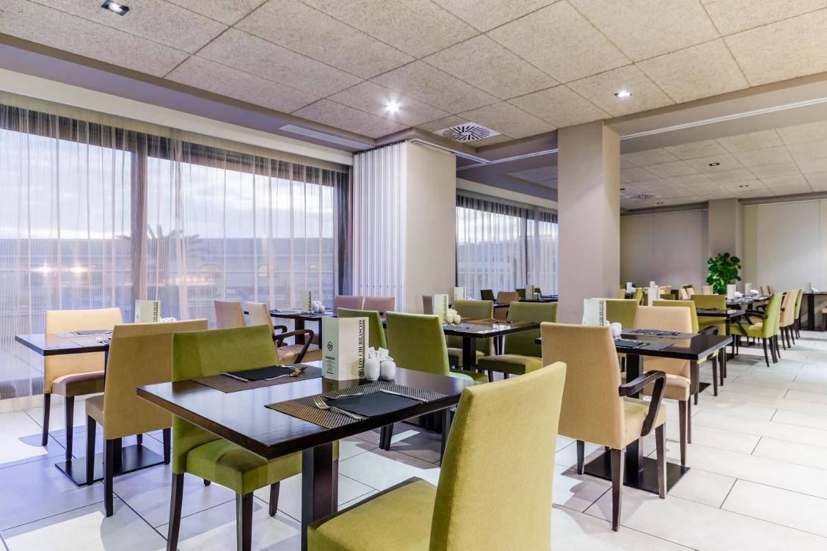 Un restaurante o sitio para comer en Hotel 525