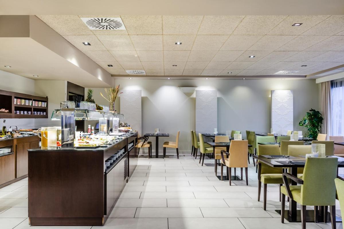 Comida en o cerca de este hotel