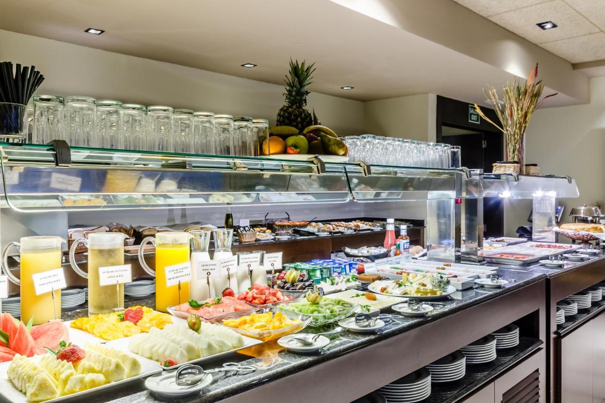 Comida en o cerca de este hotel