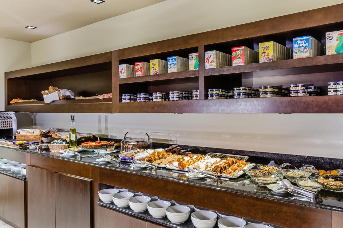 Comida en o cerca de este hotel