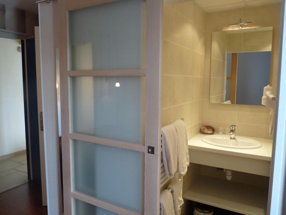 Salle de bains dans l'établissement Logis Hôtel Restaurant Aux Maisons