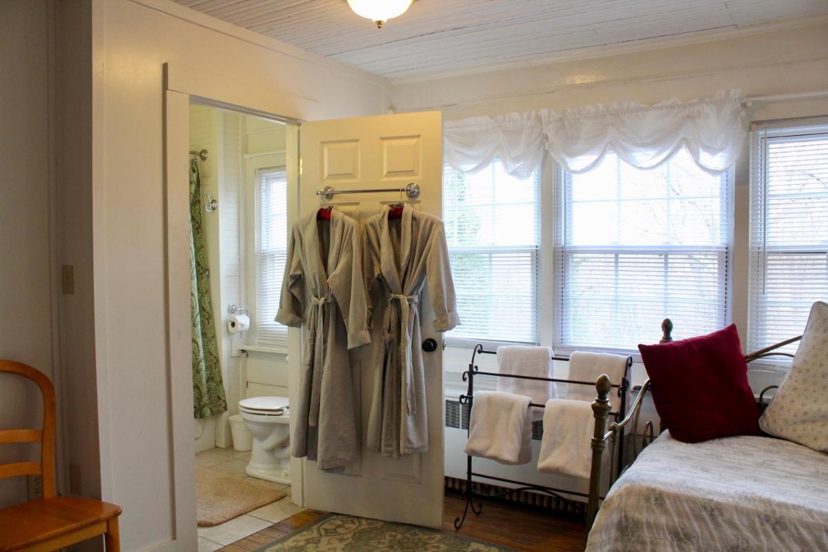 Oakland Cottage Bed and Breakfast - Housity