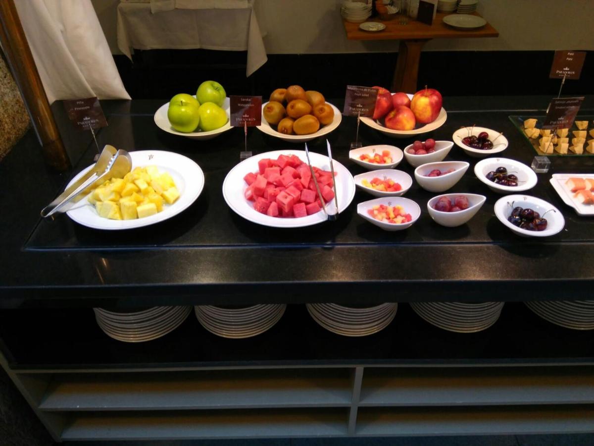 Comida en o cerca de este hotel