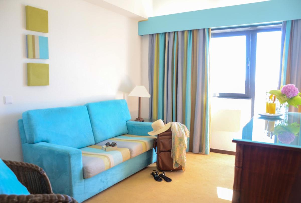 Uma área de estar em Hotel Golf Mar