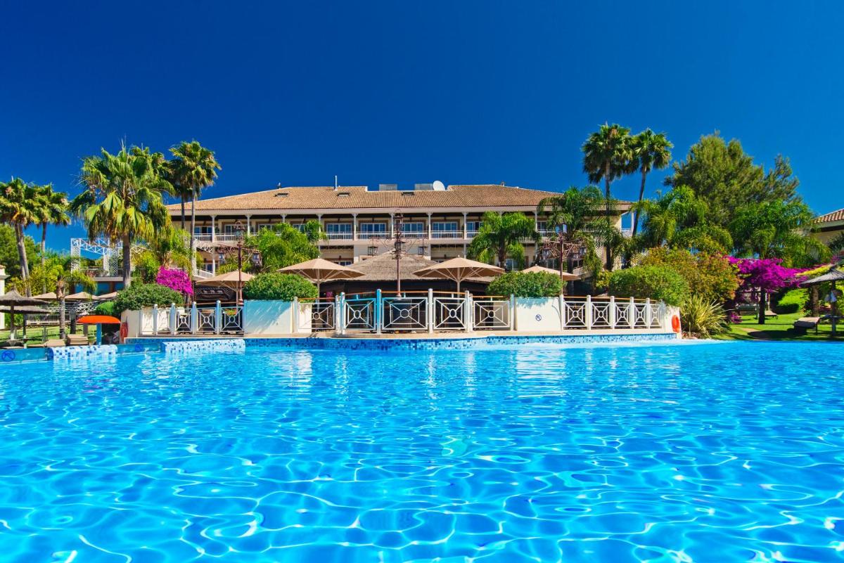 una gran piscina frente a un resort en Lindner Hotel Mallorca Portals Nous, part of JdV by Hyatt, en Portals Nous