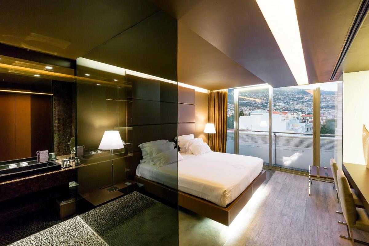 Uma cama ou camas num quarto em The Vine Hotel