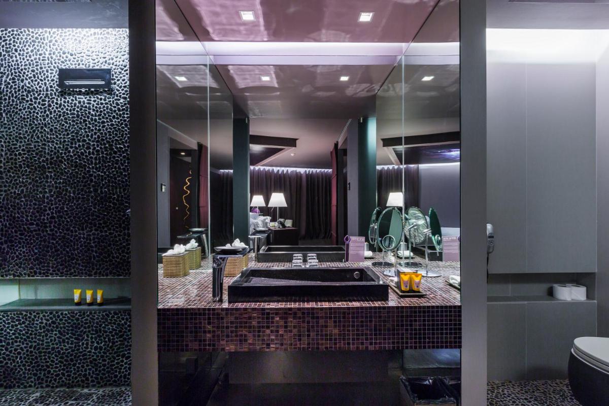 Uma casa de banho em The Vine Hotel