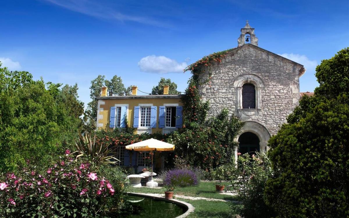Cette grande maison en pierre dispose d'un jardin. dans l'établissement Mas de la Chapelle, à Arles