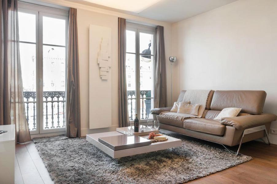 Two Bedroom Luxury  - Balcony with View of Notre Dame - Housity