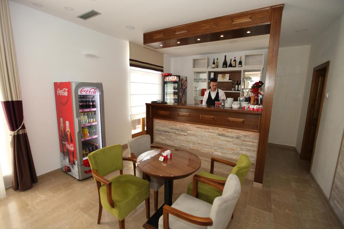 Apis Hotel - Housity