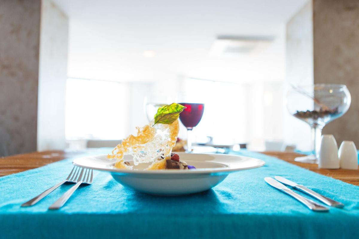Comida en o cerca de este hotel