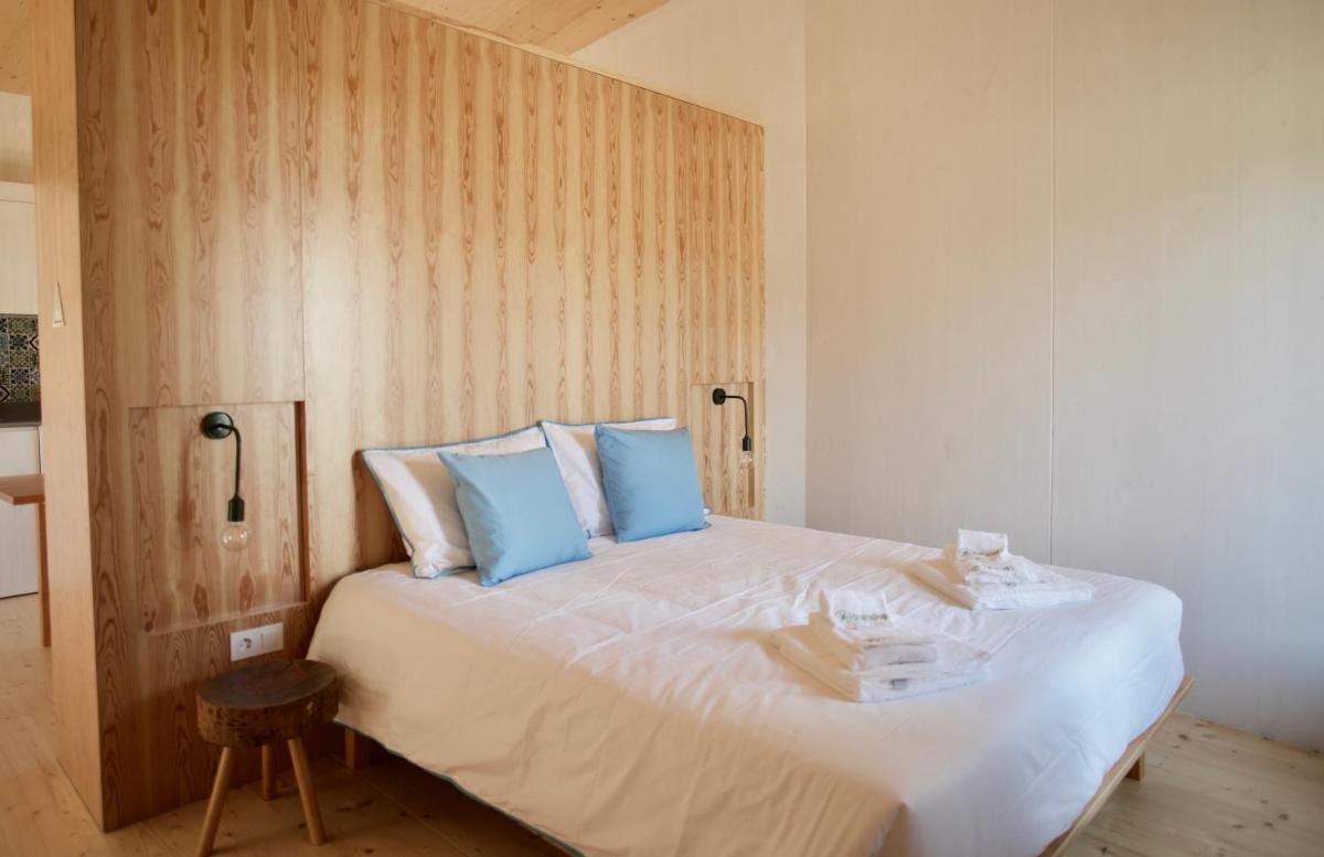 Uma cama ou camas num quarto em Bukubaki Eco Surf